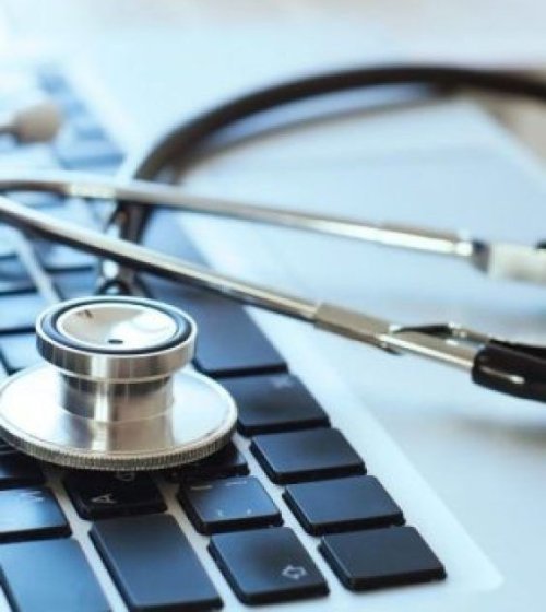 İzmir'deki Hastanelerde'Kart Basmayan Hekime Yemek Yok' Uygulaması Sert Tepki Çekti: "Hekimliğe Hakarettir"