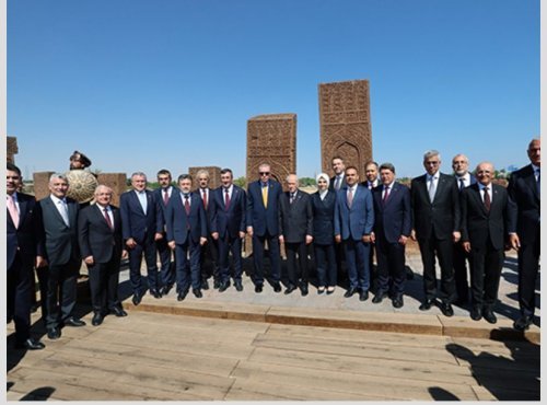 Cumhurbaşkanı Erdoğan, Ahlat Selçuklu Meydan Mezarlığı’nı Ziyaret Etti: “Ahlat, Bizim Bin Yıllık Köprümüzdür”dedi